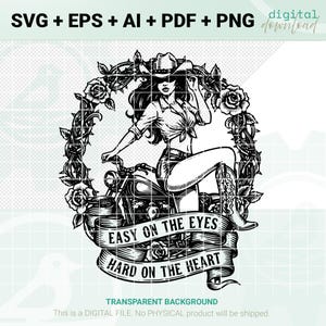 Puede incluir: Gráfico de descarga digital en blanco y negro de una mujer con sombrero y botas de vaquero, sentada en una motocicleta. El diseño incluye una corona floral y una pancarta que dice "EASY ON THE EYES HARD ON THE HEART".