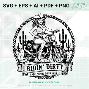 Può includere: Grafica digitale in bianco e nero scaricabile che raffigura una donna su una motocicletta, circondata da un cerchio di corda e cactus. Il testo "RIDIN' DIRTY AND LOOKIN' GOOD DOIN IT" è visualizzato su uno striscione. L'immagine include informazioni sul tipo di file.