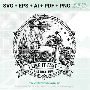 Può includere: Grafica digitale in bianco e nero di una donna su una motocicletta, circondata da un design a corda e stelle. Il testo "I LIKE IT FAST - THE BIKE TOO" è visualizzato su uno striscione. Download digitale.