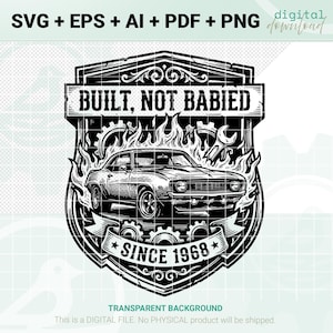Può includere: Grafica in bianco e nero di un'auto d'epoca all'interno di uno scudo con fiamme, ingranaggi e una chiave inglese. Il testo recita "BUILT, NOT BABIED" e "SINCE 1968". Include informazioni sul tipo di file: SVG, EPS, AI, PDF e PNG. Download digitale.