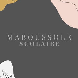 Puede incluir: Un fondo gris oscuro con formas abstractas en dorado, rosa y blanco. El texto "MABOUSSOLE SCOLAIRE" está centrado en una fuente gris claro. También están presentes las palabras "2025 EDITION" y "MARIE - SERENITY CLOUD".