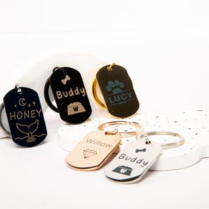 Puede incluir: Una bandeja de servir de madera hecha a mano con un acabado natural. La bandeja tiene forma rectangular con bordes elevados y asas integradas. La veta de la madera es visible, mostrando el encanto rústico de la bandeja. Dimensiones: aproximadamente 40 cm de largo y 25 cm de ancho.