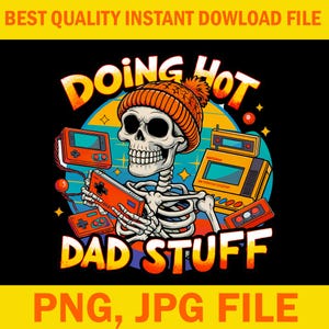 Può includere: Illustrazione digitale di uno scheletro con un berretto arancione, che tiene in mano un controller per videogiochi e circondato da console di gioco retrò. Il testo recita "DOING HOT DAD STUFF". L'immagine include anche il testo "BEST QUALITY INSTANT DOWNLOAD FILE" e "PNG, JPG FILE".