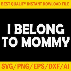Könnte beinhalten: Schwarzes Grafikdesign mit dem weißen Text "I BELONG TO MOMMY" in fetten Buchstaben. Die Wörter sind mittig auf dem Bild platziert. Ober- und Unterseite des Bildes haben ein gelbes Banner mit Text. Das untere Banner lautet "SVG/PNG/EPS/DXF/AI".