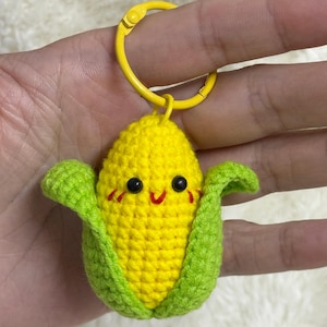 Gehäkelter Mais Schlüsselanhänger: Handgemachter Charm aus Milch- und Baumwollgarn