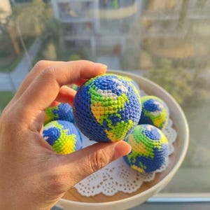 Virkad Earth Hacky Sack, Globe-nyckelring, 5 cm bomullsplanetväska-berlock
