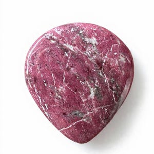 Könnte beinhalten: Ein polierter, herzförmiger Edelstein in tiefen Rosa- und Weißtönen. Der Stein hat eine glatte, glänzende Oberfläche mit natürlichen Maserungsmustern. Der Edelstein ist vor einem schlichten weißen Hintergrund platziert.