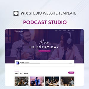Puede incluir: Una plantilla de sitio web de Wix Studio para un Podcast Studio. El diseño presenta una combinación de colores púrpura y blanco con el texto "Podcast Studio" y "Hear Us Every Day". La plantilla muestra una grabación de podcast con dos personas usando auriculares.