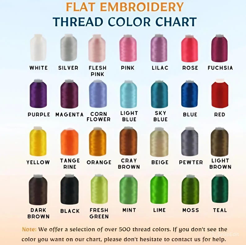 Puede incluir: Una carta de colores de hilo para bordado plano con veintiocho carretes dispuestos en cuatro filas. Cada carrete est&aacute; etiquetado con su nombre de color correspondiente, incluyendo blanco, plata, rosa, lila, fucsia, morado, magenta, azul, rojo, amarillo, naranja, marr&oacute;n, beige, esta&ntilde;o, negro, verde y azul verdoso.
