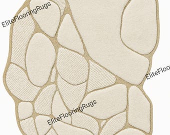 Könnte beinhalten: Ein beigefarbener Teppich mit einem abstrakten Design. Der Teppich hat ein Muster aus cremefarbenen Formen, die von einem beigen Rand umgeben sind. Einige Formen haben ein strukturiertes Aussehen. Der Teppich befindet sich auf weißem Hintergrund.