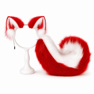 Può includere: Un set di orecchie da animale in pelliccia sintetica su un cerchietto e una lunga coda abbinata in pelliccia sintetica. Le orecchie e la coda presentano una vivace combinazione di colori rosso e bianco con lunghe e morbide fibre sintetiche.