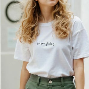 フライデーフィーリングTシャツ モダンスクリプトTシャツ ミニマリスト美学シャツ