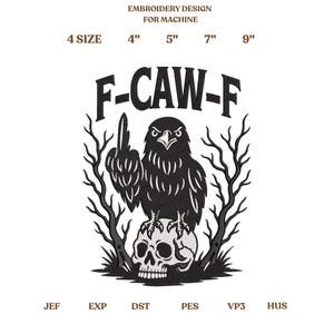 Puede incluir: Diseño de bordado en blanco y negro que presenta un pájaro enojado haciendo una peineta, posado sobre una calavera. El texto "F-CAW-F" está encima del pájaro. Incluye tamaños de 10 cm, 13 cm, 18 cm y 23 cm.