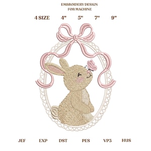 Può includere: Un disegno per ricamo a macchina con un coniglietto e una farfalla, incorniciato da un nastro rosa e un ovale. Disponibile in 4 misure: 10 cm, 13 cm, 18 cm e 23 cm. Il testo recita "EMBROIDERY DESIGN FOR MACHINE".
