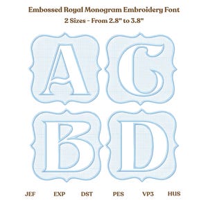 Op de afbeelding: Geborduurde monogramlettertype met de letters A, B, C en D in lichtblauw. Het lettertype heeft een reliëf ontwerp met een decoratieve rand. De tekst bovenaan luidt "Embossed Royal Monogram Embroidery Font" en "2 Sizes - From 7.1cm to 9.7cm".