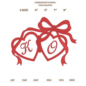 Puede incluir: Diseño de bordado rojo con dos corazones entrelazados con una cinta y un lazo. Las letras "K" y "O" están dentro de los corazones. Disponible en 4 tamaños: 10 cm, 13 cm, 18 cm y 23 cm. El texto "EMBROIDERY DESIGN FOR MACHINE" está arriba.
