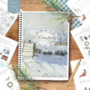 Op de afbeelding: Een spiraalgebonden activiteitenboek met een winterlandschapsschilderij op de omslag, getiteld "Winter Morning Menu". Extra activiteitenbladen bevatten traceer-, tel- en kleur oefeningen. Ontworpen voor kinderen van 3-6 jaar.