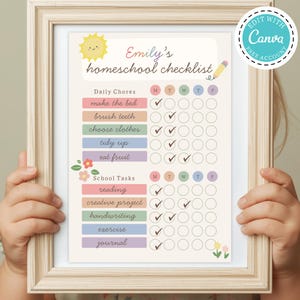 Puede incluir: Un marco con una lista de verificación para la escuela en casa titulada "Emily's homeschool checklist". La lista incluye tareas diarias y escolares con casillas de verificación para cada día de la semana. La imagen tiene una ilustración de sol y el texto "Edit with Canva Free Account."