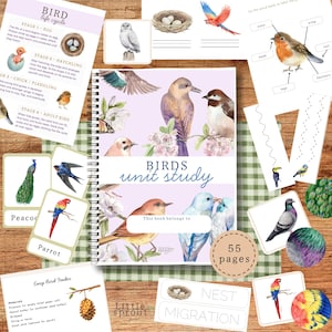 Puede incluir: Un libro "Birds Unit Study" encuadernado en espiral con una ilustración de acuarela de varios pájaros y flores. Incluye tarjetas didácticas, una tabla del ciclo de vida de las aves y una guía de comederos. El libro tiene 55 páginas.