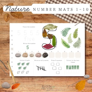 Puede incluir: Una alfombra educativa blanca con el texto "Nature Number Mats 1-10". El número 5 está decorado con hojas. La alfombra incluye ejercicios de trazado, escritura y conteo, con ilustraciones de hojas y piedras.