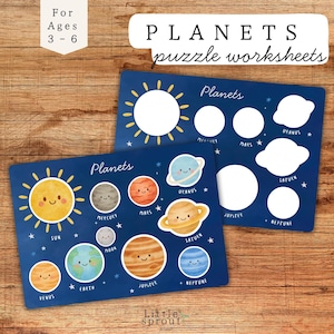 Puede incluir: Dos hojas de trabajo de rompecabezas de planetas azules con ilustraciones del sol, planetas y estrellas. El texto "PLANETS puzzle worksheets" está en la parte superior. Diseñado para niños de 3 a 6 años.