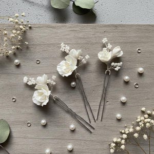 Handgjorda hårspännen för brud med vita blommor i lera | Elegant hårsmycke med blommor till bröllopet