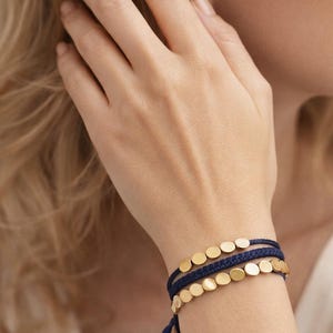 Lot de 3 bracelets tibétains bleu marine, macramé et perles dorées faits main