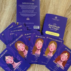 Peut inclure: Un jeu de cartes oracle violet avec des illustrations de femmes, avec le texte "Petit Oracle du Visage Essentielle". L'ensemble comprend une boîte, un livret et plusieurs cartes.