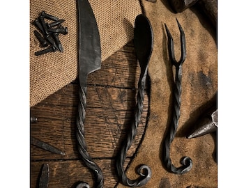 Handgeschmiedetes Besteck aus Eisen: Messer, Gabel, Löffel aus Eisen