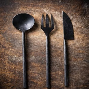 Juego de cubiertos negros forjados a mano: cuchillo, tenedor y cuchara estilo vikingo (21,5 cm)