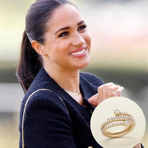 Puede incluir: Un anillo de oro con un diseño en espiral, adornado con múltiples diamantes pequeños y dos diamantes más grandes. El anillo se muestra en un recuadro circular, mostrando sus intrincados detalles y su elegante estilo.