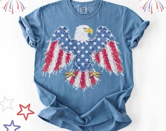 Camiseta Comfort Colors® con estampado de águila americana en patchwork sintético, camiseta de águila para el 4 de julio, camiseta de águila en patchwork sintético, camiseta patriótica para el 4 de julio.