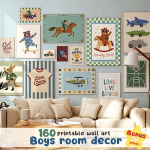 Può includere: Una collezione di quadri da parete incorniciati per la cameretta di un bambino, con varie illustrazioni. L'arte include immagini di un cowboy a cavallo, un orso su un cavallo a dondolo e un canguro. Il testo include "Cool Kids Club", "Little Champ" e "Long Live Boyhood".