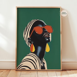 Puede incluir: Una impresión artística enmarcada que presenta un retrato estilizado de una persona con piel oscura que lleva gafas de sol naranjas y pendientes de lágrima. La persona lleva un gorro y una parte superior a rayas sobre un fondo verde.