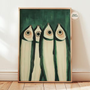 Op de afbeelding: Een ingelijste kunstdruk met een abstract schilderij van vier vissen. De vissen hebben grote, ronde ogen en zijn afgebeeld in tinten groen, wit en beige tegen een donkergroene achtergrond. Het kunstwerk wordt gepresenteerd in een houten lijst.