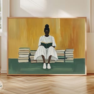 Peut inclure: Impression d'art encadrée représentant une personne en robe blanche lisant un livre, assise sur une pile de livres. Le fond présente une palette de couleurs jaune et verte. L'œuvre est un téléchargement numérique.