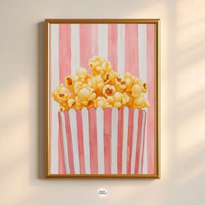 Peut inclure: Une impression encadrée à l'aquarelle d'un seau de pop-corn débordant de pop-corn. Le pop-corn est jaune, et le seau est à rayures roses et blanches. Le fond est également à rayures roses et blanches. Le cadre est doré.