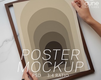 Mockup di poster verticale 3:4 / Cornice in noce, sfondo in marmo (PSD)