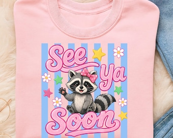 Até logo PNG, Design de camiseta com guaxinim fofo, Gráfico PNG de desenho animado de animal com laço rosa, Design de frase de despedida kawaii, Arquivo para sublimação para download