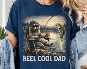 Pai descolado pescando em lago com guaxinins - Cena engraçada de pai pescador - PNG - Design de camiseta com humor vintage ao ar livre - Download digital gráfico