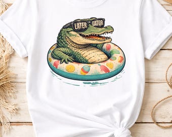 Mais tarde, jacaré PNG fofo para piscina de verão, estampa de camiseta PNG, download digital engraçado de férias, arte de jacaré em boia de praia.