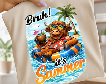 Cara, é verão! Vaca das Terras Altas PNG, design engraçado para camiseta de praia com animais PNG, download digital de gráfico de férias de verão.