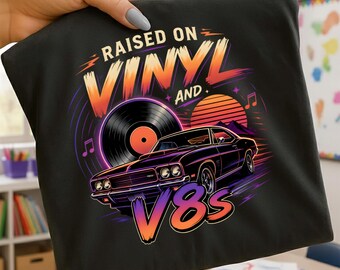 Criado com vinil e motores V8 PNG, design de camiseta para amantes de carros antigos, gráfico retrô de muscle car, sublimação para entusiastas de carros clássicos, automóveis da velha guarda.