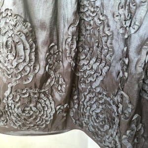 Abito Y2K Adrianna Papell Goblin marrone iridescente con rosette, taglia 4, con torsione e schiena scoperta immagine 5