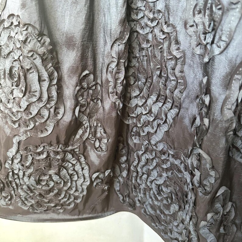 Abito Y2K Adrianna Papell Goblin marrone iridescente con rosette, taglia 4, con torsione e schiena scoperta immagine 5