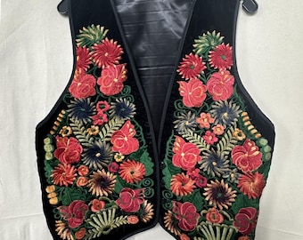Chaleco vintage hecho a mano estilo boho folk de terciopelo negro con bordado floral, talla XL. LEER