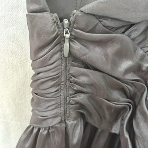 Abito Y2K Adrianna Papell Goblin marrone iridescente con rosette, taglia 4, con torsione e schiena scoperta immagine 14