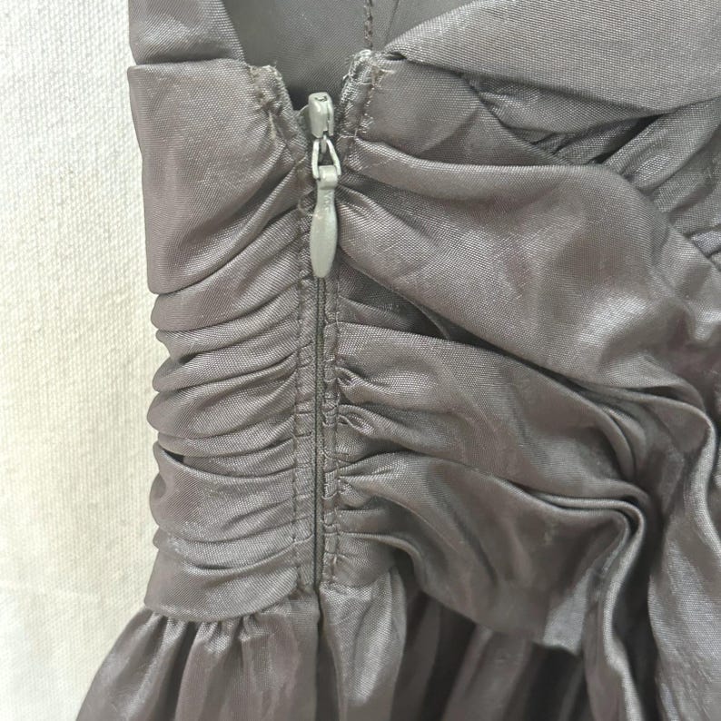 Abito Y2K Adrianna Papell Goblin marrone iridescente con rosette, taglia 4, con torsione e schiena scoperta immagine 14