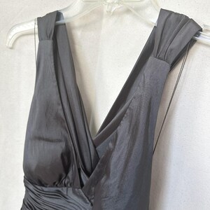 Abito Y2K Adrianna Papell Goblin marrone iridescente con rosette, taglia 4, con torsione e schiena scoperta immagine 11