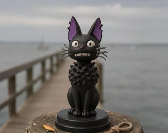 Handbemalte Jiji Sakuma inspirierte Mini-Puppe, detailliertes Finish und charmanter Schreibtischakzent